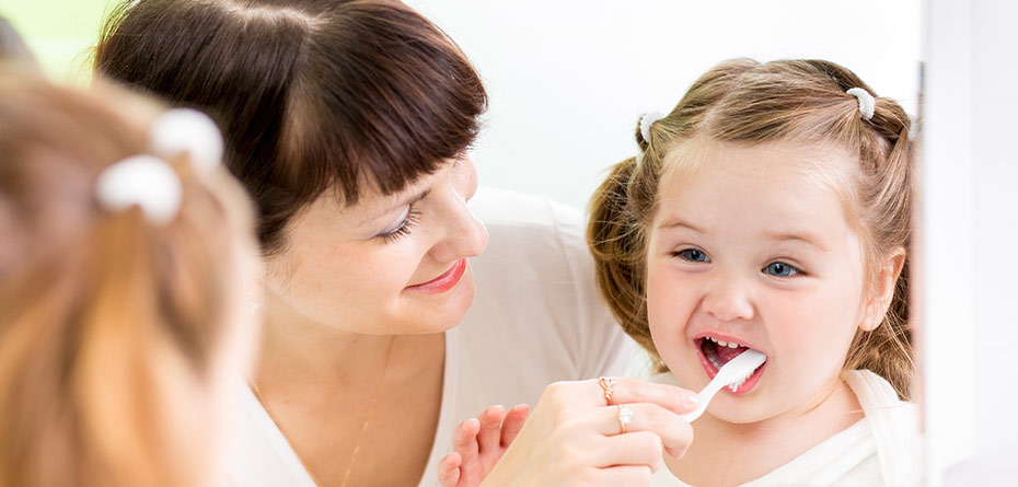 چگونه به کودک خود مسواک زدن دندان‌های خود را آموزش دهیم؟