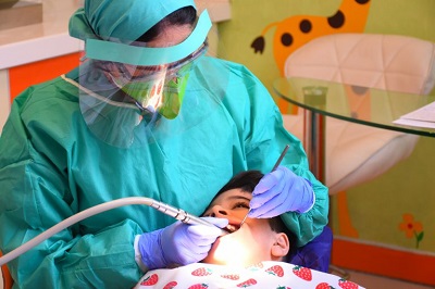 عوارض بیهوشی کودک برای درمان دندان ها