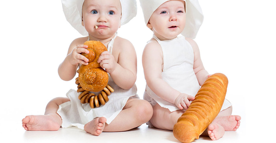 چه زمانی می‌توان به کودک نان داد؟