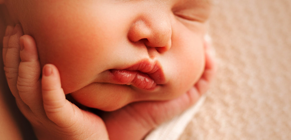 چه عواملی باعث ترک خوردن لب نوزادان می شود؟