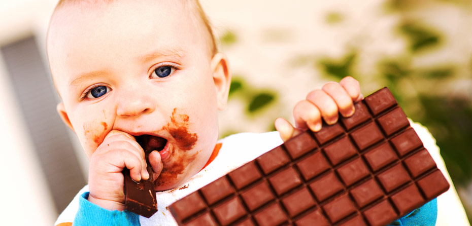 نوزادان چه زمانی میتوانند شکلات بخورند؟