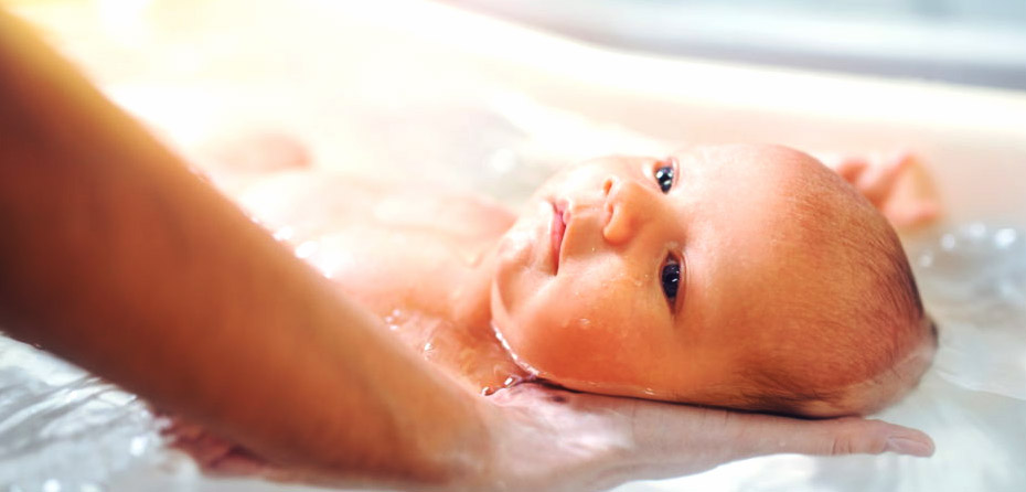به چه علت کودک تازه متولد شده را دیرتر حمام ببریم؟