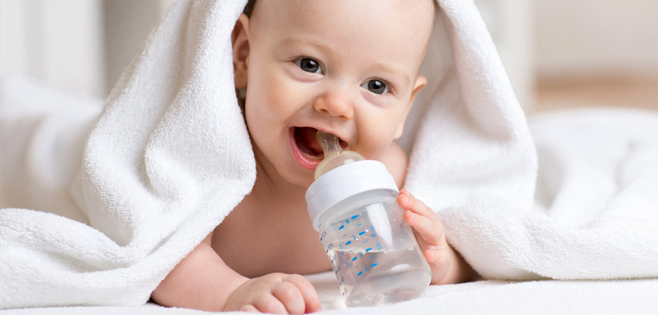 چه زمانی نوزادان می‌توانند آب بنوشند؟