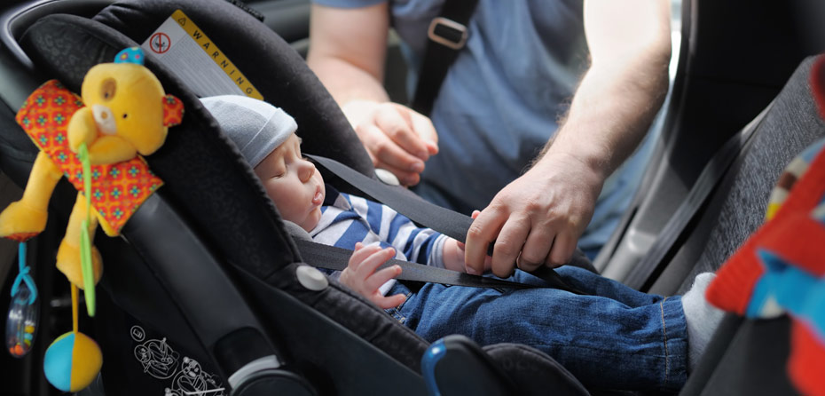 10 راه برای ایمن نگه داشتن کودک در ماشین