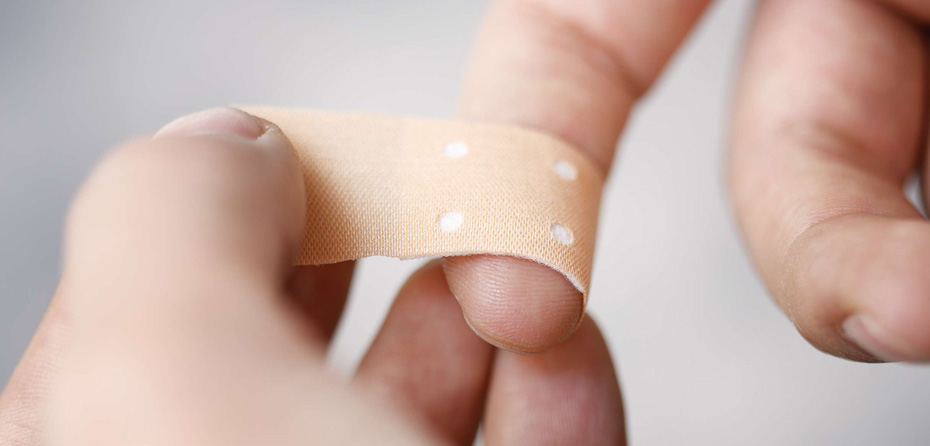 زمانی که خون زخم ایجاد شده بر روی دست کودک بند نمی‌آید چه می‌کنید؟