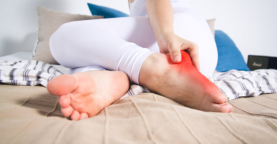 چرا درد عصب پا رخ می‌دهد و چگونه آن را کاهش دهیم؟