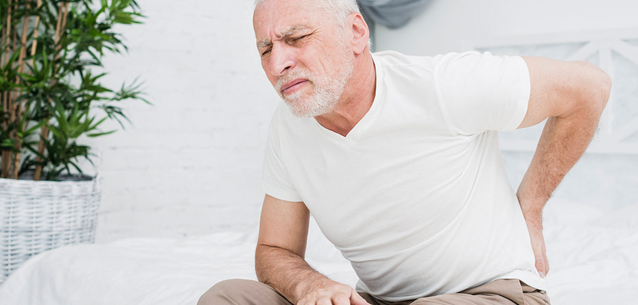 به چه علت با افزایش سن دچار کمر درد می‌شویم؟
