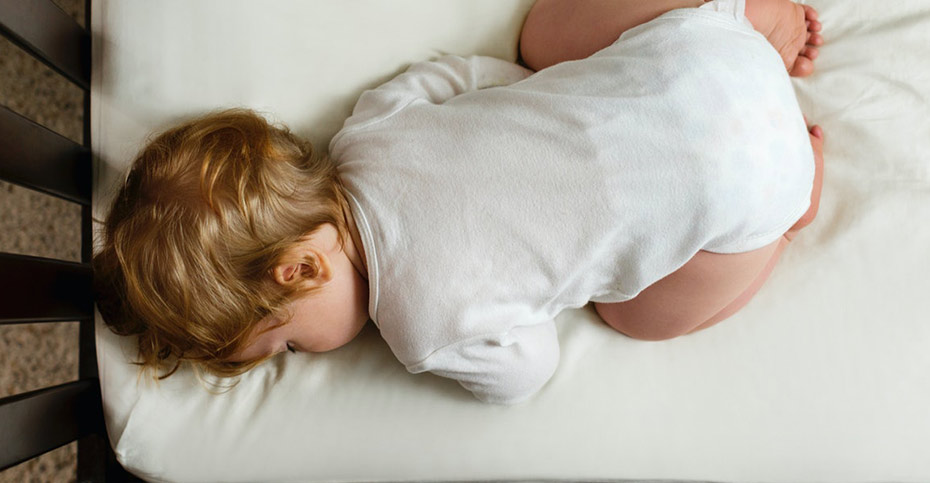 چه زمانی کودک من می تواند روی شکم خود بخوابد؟