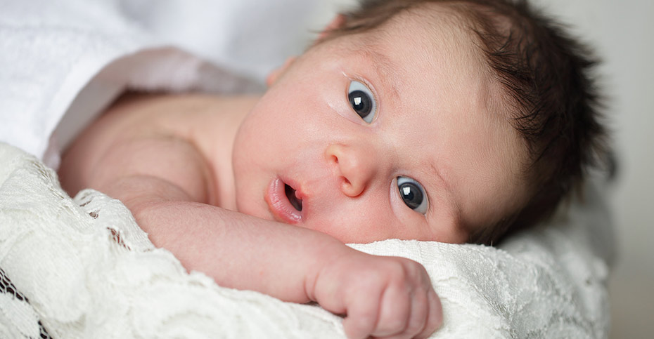 به چه علت کودک با چشم باز می‌خوابد؟