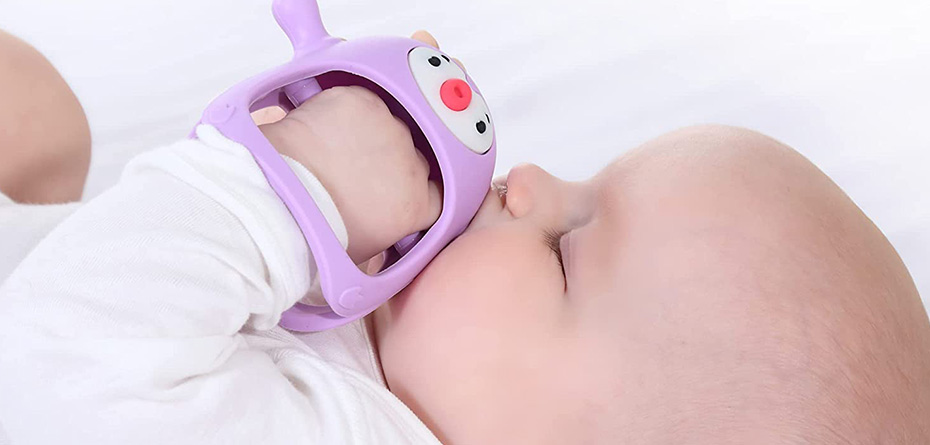 آیا نوزادان هنگام دندان درآوردن بیشتر می‌خوابند؟