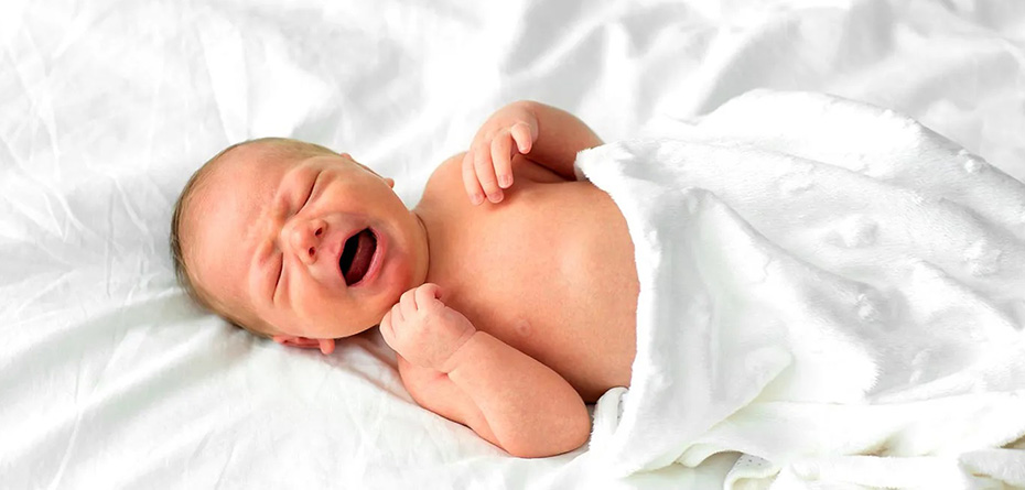 به چه علت نوزادان در خواب گریه می‌کنند؟
