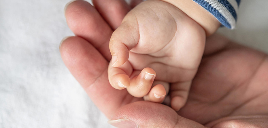 آیا سردی دست‌های نوزاد باعث تب می‌شود؟