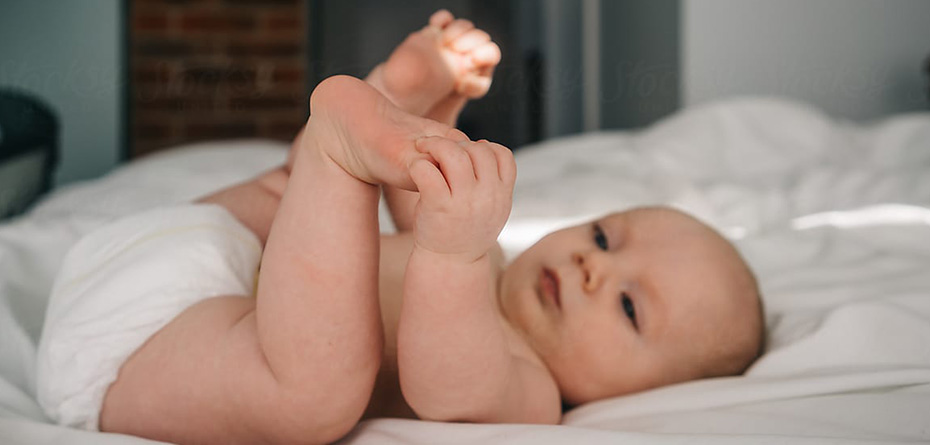به چه علت نوزادان پا‌هایشان را بالا می‌گیرند؟