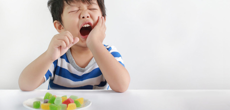 ۷ ماده غذایی که به سلامت دندان کودکان آسیب می‌رساند