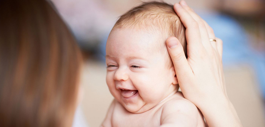 چه زمانی نوزادان شروع به ابراز محبت می‌کنند؟