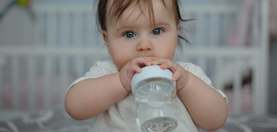 آیا کودکان نوپا می‌توانند بیش از حد آب بنوشند؟