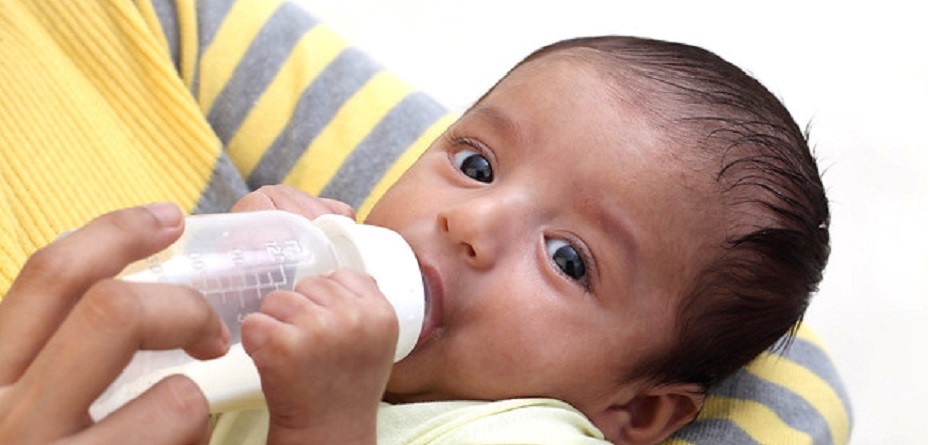 تغذیه با شیر مادر چه مزایایی برای کودکان دارد؟