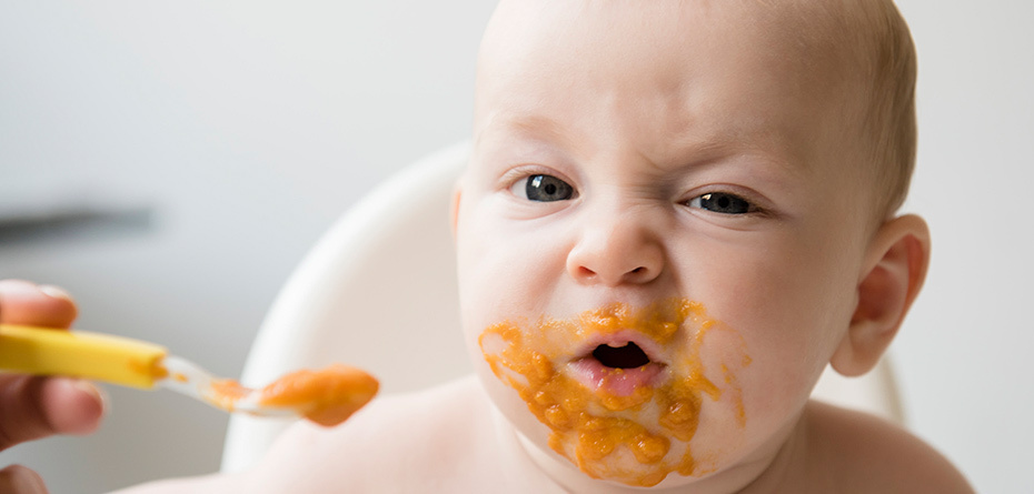 به چه علت نوزادان هنگام غذا خوردن ناله می‌کنند؟