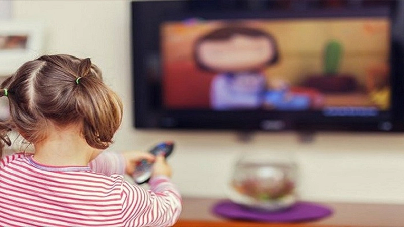 چرا کودک موقع غذا خوردن نباید تلویزین تماشا کنه؟