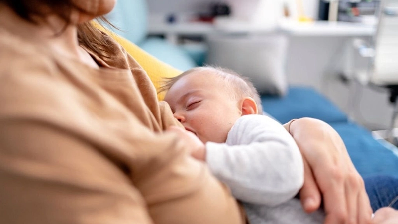 آیا نوزاد شیرخوار از مادر سرماخوردگی می‌گیره؟